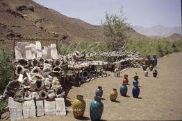 Image du Maroc Professionnelle de  Poteries et pierres de l’Atlas sont exposés sur la route à travers  la montagne qui mène de Marrakech à Ouarzazate le 22 Août 1997 (Photo / Abdeljalil Bounhar)

